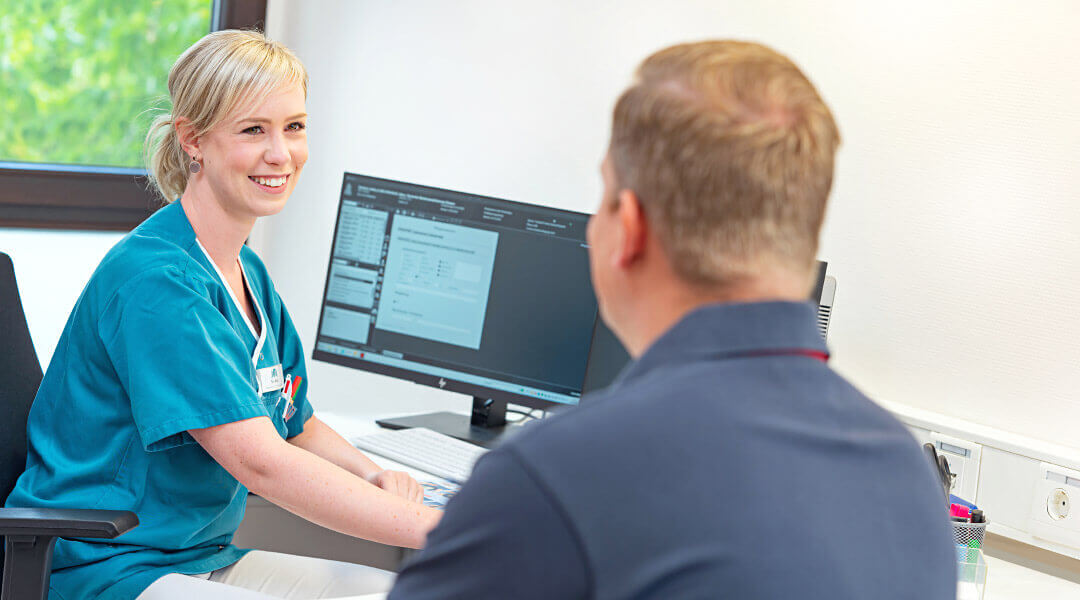 Beratung Gespräch mit Pflegerin in der Caspar Heinrich Klinik