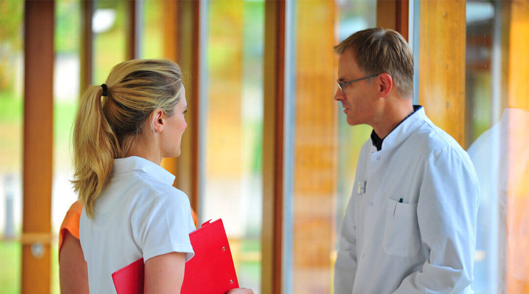 Chefarzt im Gespräch mit Therapeutin der Caspar Heinrich Klinik Chefarzt im Gespräch mit Therapeutin der Caspar Heinrich Klinik