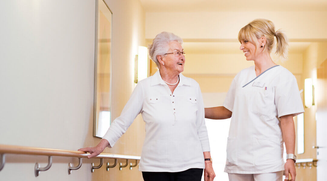 Freundliches Gespräch zwischen Patientin und Pflegerin in der Caspar Heinrich Klinik