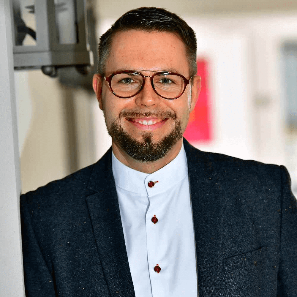 Marko Schwartz Chief Executive Officer (CEO) - Geschäftsführung Gräfliche Kliniken Bad Driburg