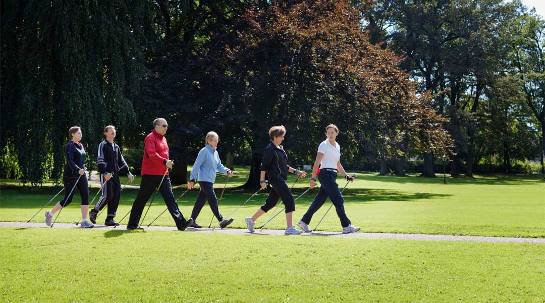 Nordic Walking Gruppe vor der Caspar Heinrich Klinik