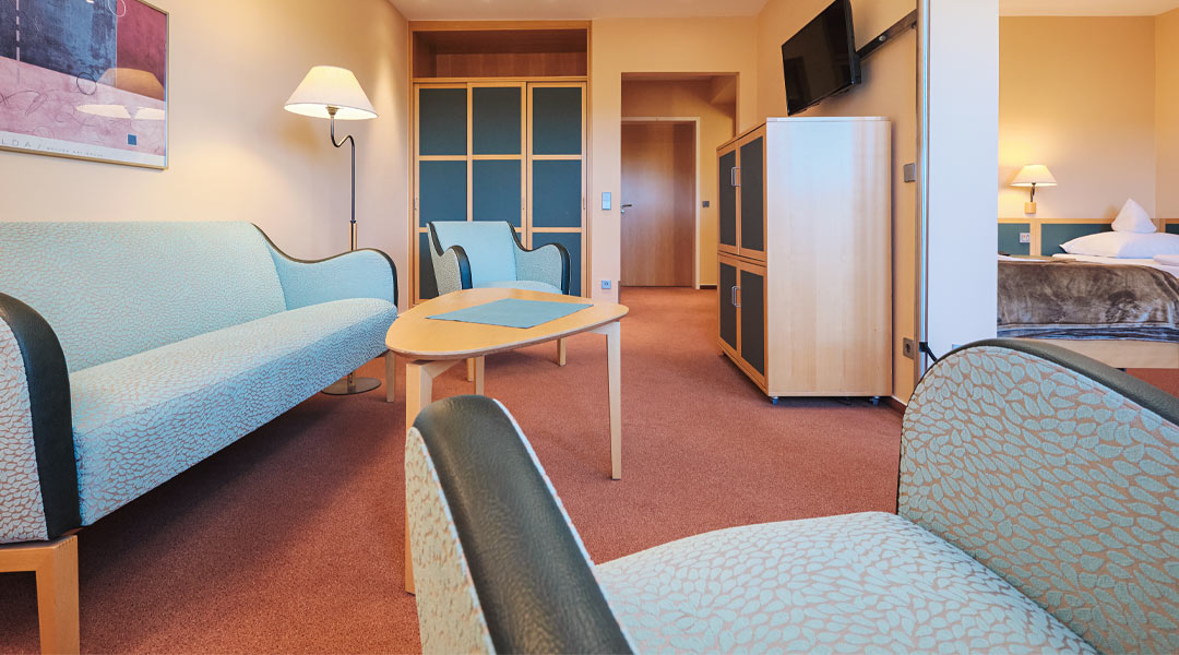 Patientenzimmer mit Couch in der Caspar Heinrich Klinik Patientenzimmer mit Couch in der Caspar Heinrich Klinik