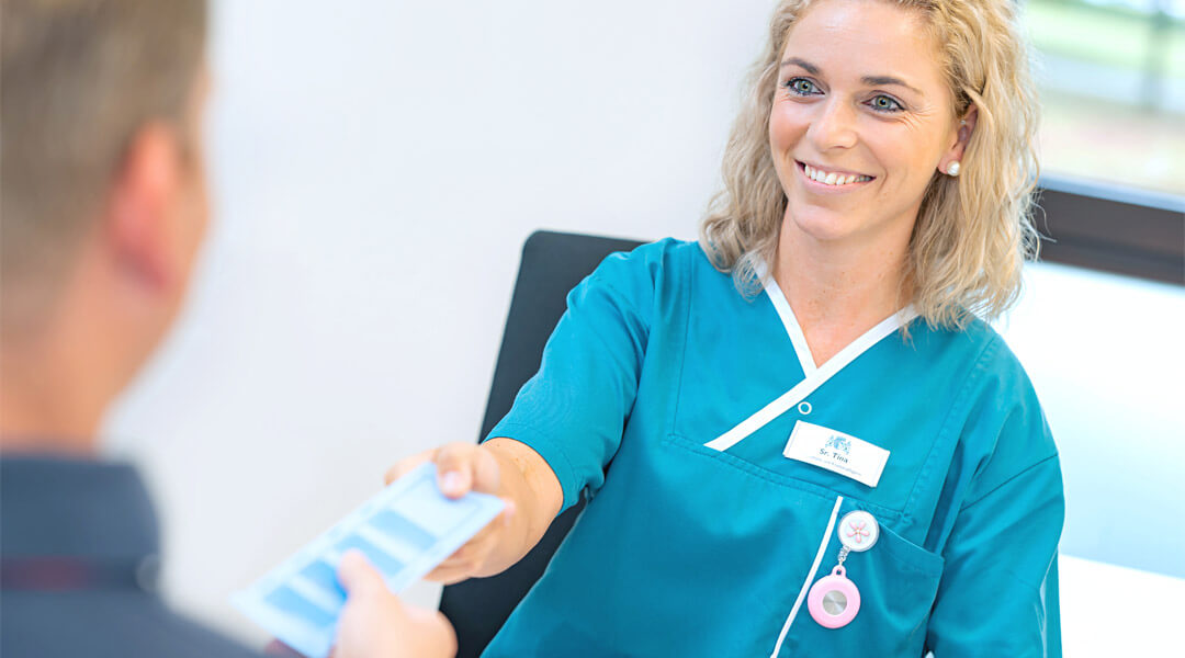 Pflegerin gibt Medikamente in der Caspar Heinrich Klinik