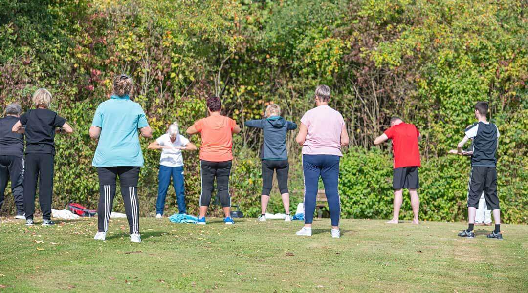 Qi Gong Entspannungsübungen vor der Caspar Heinrich Klinik