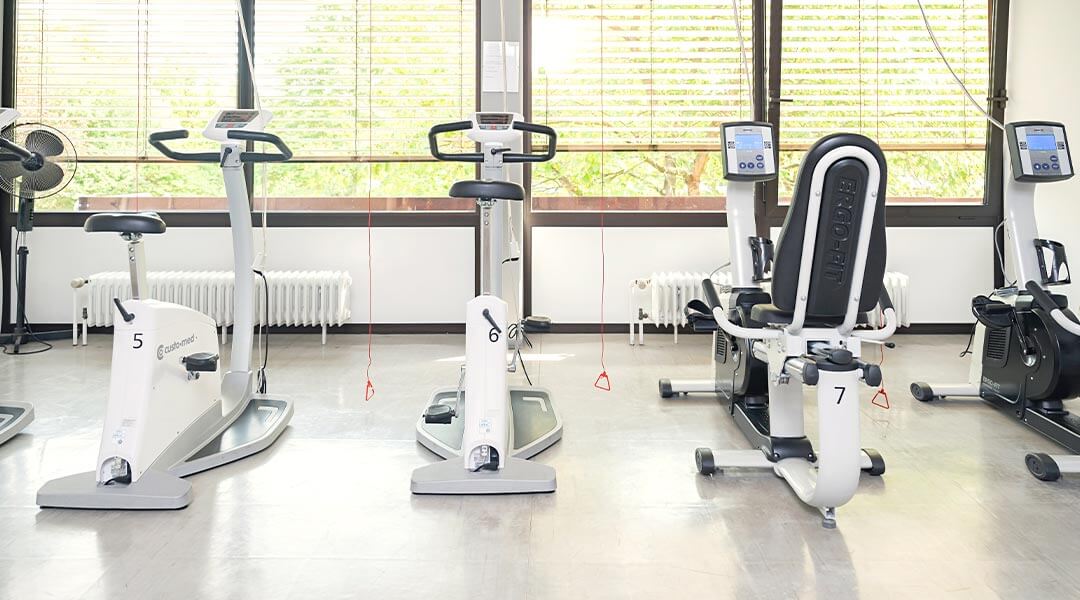 Ergometer stehen für das Ausdauertraining bereit